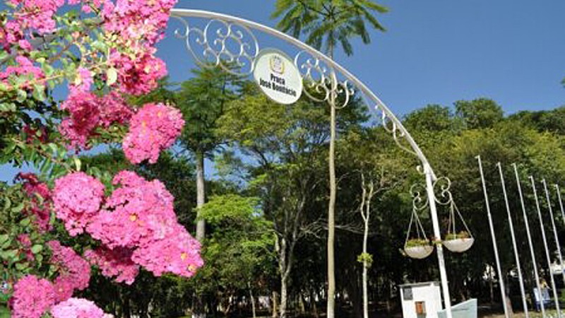 Pórtico florido da praça José Bonifácio, em Vera Cruz, Rio Grande do Sul.