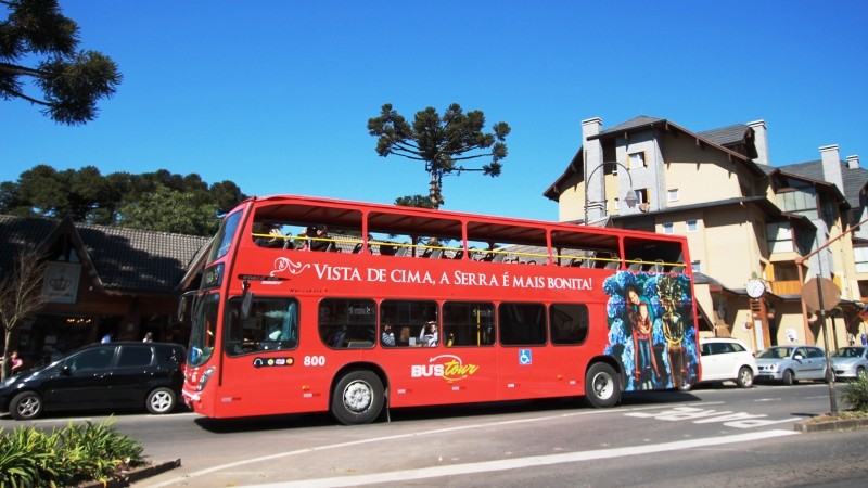 Ônibus turístico Bus Tour, com frase "Vista de cima, a serra é mais bonita!"