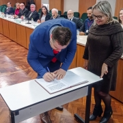Sauro Martinelli assina posse.