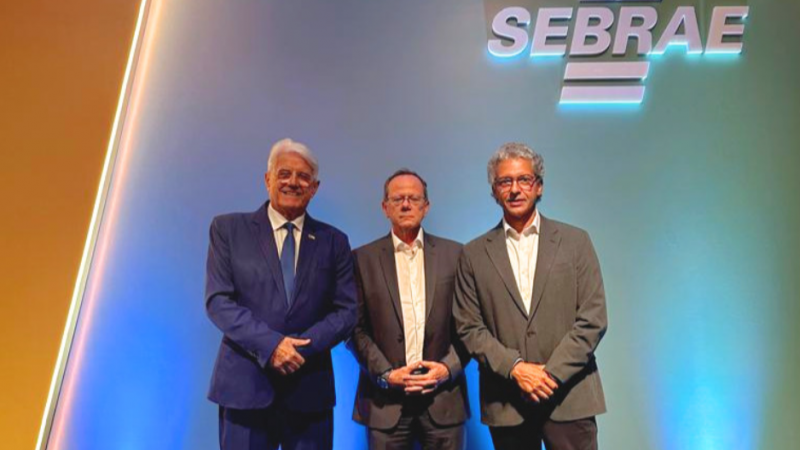 Paulo Mazzardo (centro) ao lado do prefeito de S&atilde;o Jer&ocirc;nimo, Juli&atilde;o Cunha (esq) e do Deputado Estadual, Frederico Antunes (dir)