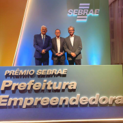 Paulo Mazzardo (centro) ao lado do prefeito de S&atilde;o Jer&ocirc;nimo, Juli&atilde;o Cunha (esq) e do Deputado Estadual, Frederico Antunes (dir)