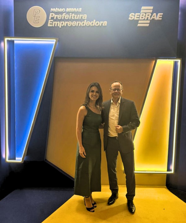 Presidente posa ao lado da Gerente de Políticas Públicas do Sebrae-RS, Janaína Zago.