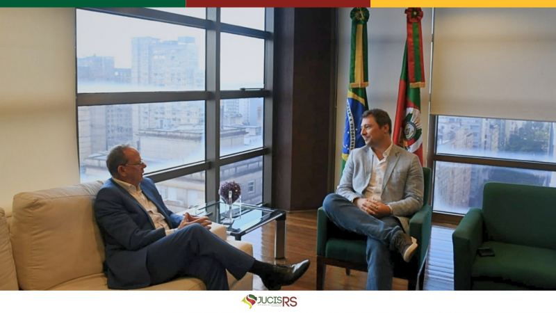 O presidente da JucisRS, Paulo Mazzardo, e o presidente do Badesul, Robson Diego Ferreira, durante o encontro institucional.