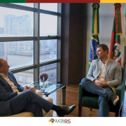 O presidente da JucisRS, Paulo Mazzardo, e o presidente do Badesul, Robson Diego Ferreira, durante o encontro institucional.