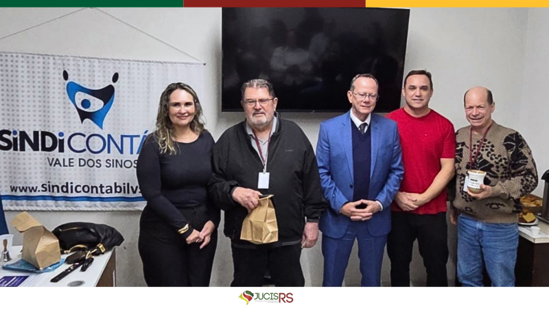 Lucinara Ferreira Goulart, Jos&eacute; Tadeu Jacoby, Paulo Mazzardo, Juliano Pedroso de Moraes e Amilton Cesar de Oliveira durante evento no Sindicont&aacute;bil VS.