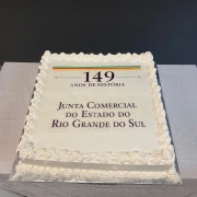 Durante a celebração, foi servido um bolo em alusão à data, simbolizando o marco histórico da instituição e o compromisso permanente da Junta Comercial com o fortalecimento do ambiente de negócios no Estado.