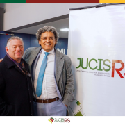 A Junta Comercial, Industrial e Serviços do Rio Grande do Sul (JucisRS) promoveu, na manhã desta quarta-feira (24), a 10ª reunião ordinária do Subcomitê Estadual da Rede Nacional para a Simplificação do Registro e da Legalização de Empresas e Negócios (Redesim RS), na sede da Federação das Associações de Municípios do Rio Grande do Sul (Famurs), em Porto Alegre.