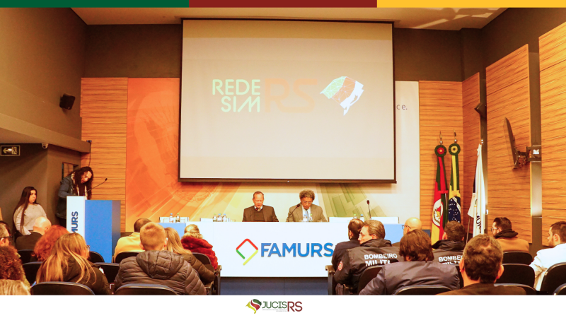 A Junta Comercial, Industrial e Servi&ccedil;os do Rio Grande do Sul (JucisRS) promoveu, na manh&atilde; desta quarta-feira (24), a 10&ordf; reuni&atilde;o ordin&aacute;ria do Subcomit&ecirc; Estadual da Rede Nacional para a Simplifica&ccedil;&atilde;o do Registro e da Legaliza&ccedil;&atilde;o de Empresas e Neg&oacute;cios (Redesim RS), na sede da Federa&ccedil;&atilde;o das Associa&ccedil;&otilde;es de Munic&iacute;pios do Rio Grande do Sul (Famurs), em Porto Alegre. 