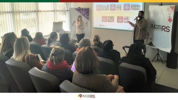 Juliana Guterres (SICT) e Magnum Eltz (JucisRS) apresentam o programa Avan&ccedil;a Mulher Empreendedora
