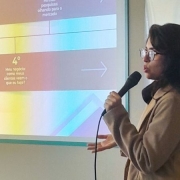 Victória Melo, da Territorialize Agência de Fomento Social, apresenta a metodologia By Necessity