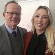 Presidente da JucisRS, Paulo Mazzardo e a vencedora da etapa de Tramandaí do prêmio Elas Transformam, Sheila Freitas
