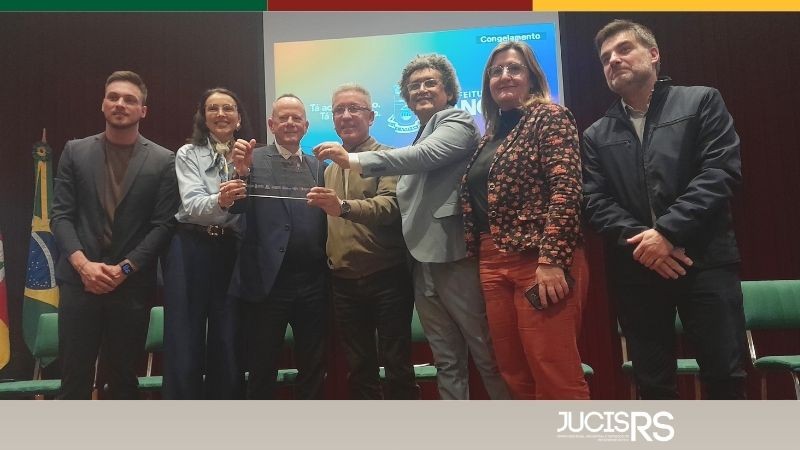 Presidente da JucisRS, Paulo Mazzardo, entrega a placa do TFE ao prefeito de Canoas, Airton Souza.