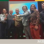 Presidente da JucisRS, Paulo Mazzardo, entrega a placa do TFE ao prefeito de Canoas, Airton Souza.