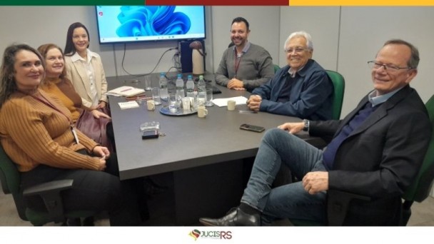 Lucinara Goulart, C&eacute;zar Perassoli e o presidente Paulo Mazzardo apresentaram a JucisRS para o secret&aacute;rio e analistas da JUCEES