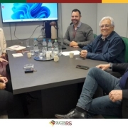 Lucinara Goulart, C&eacute;zar Perassoli e o presidente Paulo Mazzardo apresentaram a JucisRS para o secret&aacute;rio e analistas da JUCEES