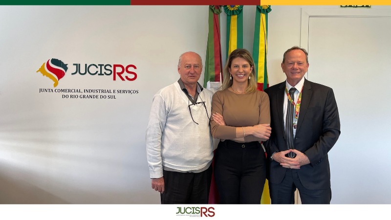 A conversa com o presidente da JucisRS, Paulo Mazzardo (a direita), contou com a presen&ccedil;a de Imerio Corbelini e Liliane Graff
