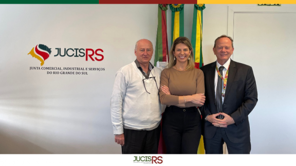 A conversa com o presidente da JucisRS, Paulo Mazzardo (a direita), contou com a presen&ccedil;a de Imerio Corbelini e Liliane Graff