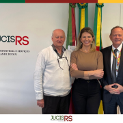 A conversa com o presidente da JucisRS, Paulo Mazzardo (a direita), contou com a presen&ccedil;a de Imerio Corbelini e Liliane Graff